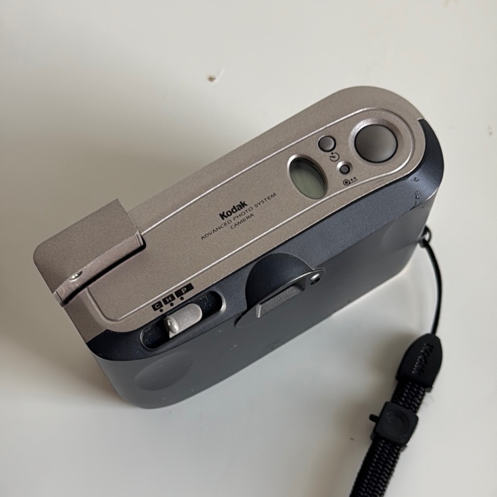 Kodak Silver Film Photography Camera with Compact Design and Integrated Flash - Picture 5 of 8